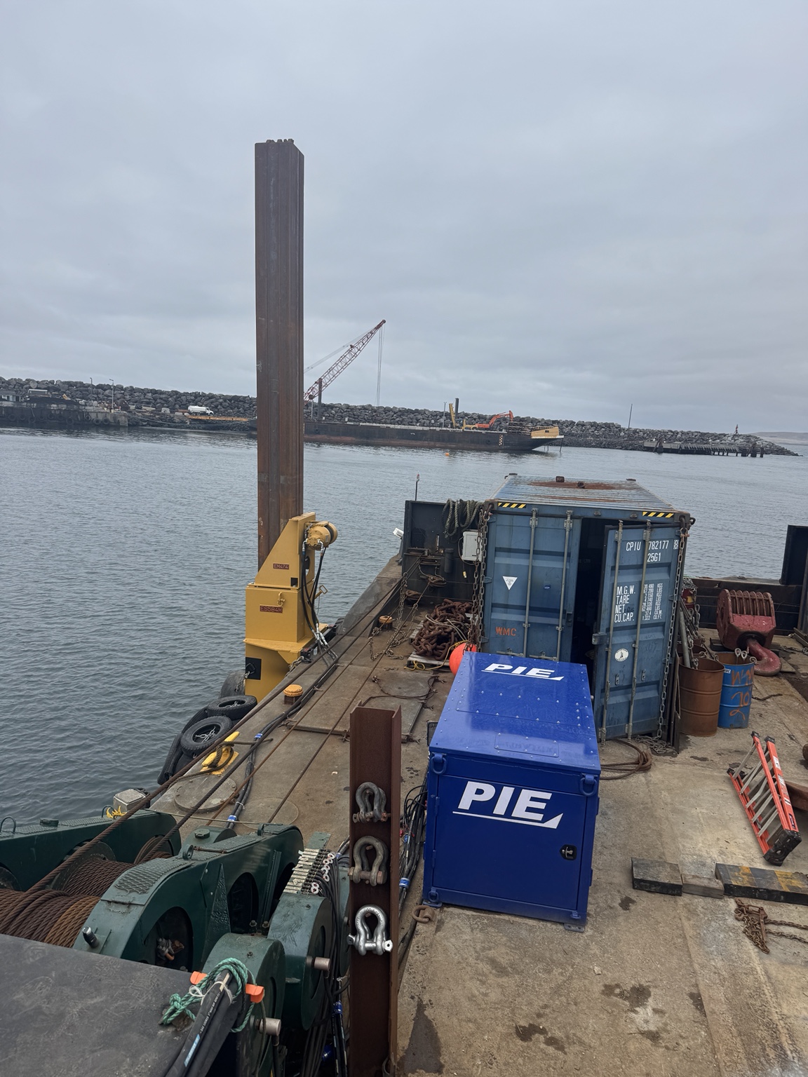 PIE power unit operating on a pile-driving barge